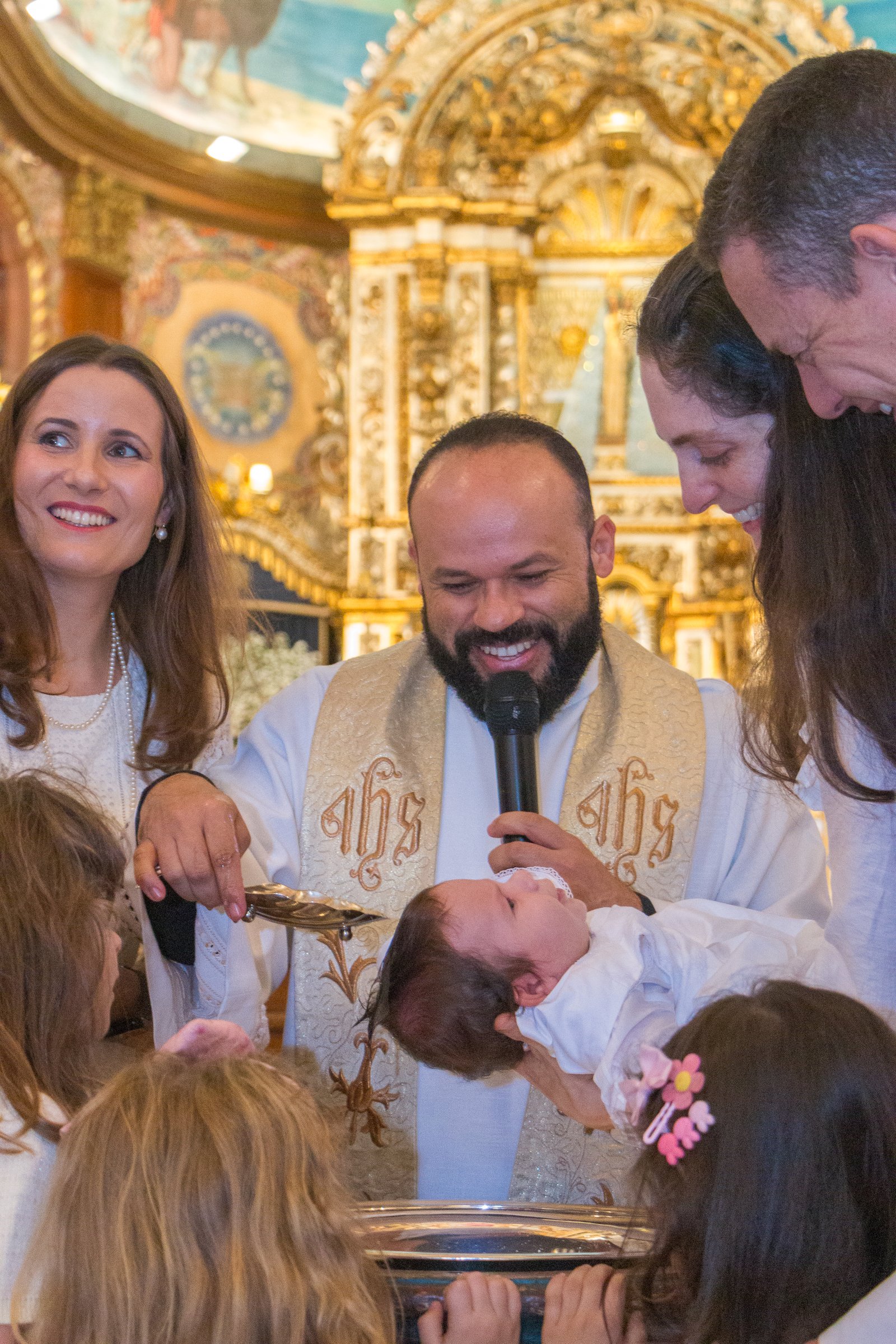 Família reunida em celebração católica