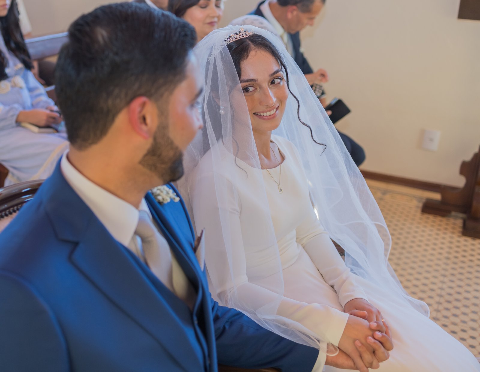Noivos em registro delicado de casamento católico